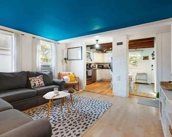 West End |Pet Friendly |Fenced-in Backyard |Grill - Portsmouth - Living room