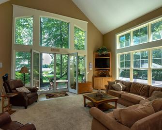 The Best Modern, Big, Beautiful Lakehouse- 2 Hrs From Chicagoland - Decatur - Living room