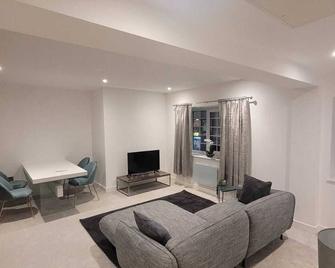 Luxury 1 Bed Flat In The Heart Of Rochester - Gillingham - Living room