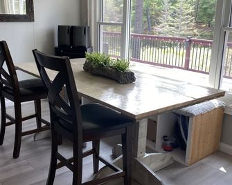 Updated Riverfront Cottage with Lake Access & StarLink, for Recreationalists! - Havelock - Dining room