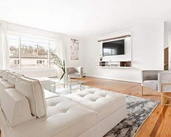 Prime Luxury In Ny+gameroom+balcony+ Fre - Yonkers - Living room