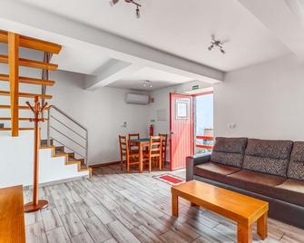 Vacation Home 'Dos Vinagreiros - Guilherme' with Sea View, Private Terrace & Wi-Fi - Lajes do Pico - Sala de estar