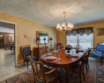 Extended family getaway, executive retreats, events - Valdese - Dining room