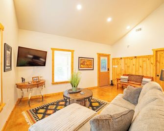 Cozy Cabin on Horse Ranch with experiences available! - Little Rock - Living room