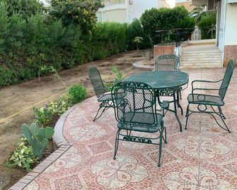 Spacious Fully Equipped 3BR Villa by the Beach, Pvt Entrance, Garden & Seaviews - Suez - Patio