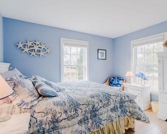 Cozy summer cottage, short walk to beach and historic Watch Hill village - Westerly - Bedroom