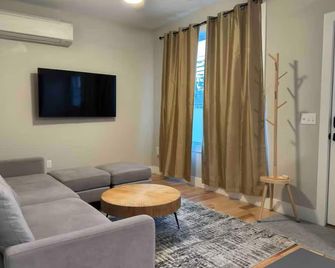 Charming 2-bedroom cottage - South Burlington - Living room