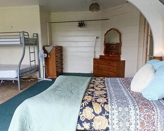 Whare Kura - Two Interconnecting Guest-Wings At The Old Aratapu School House - Dargaville - Bedroom