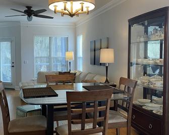 Private and quiet condo on North end of SSI. 30 day minimum. - Brunswick - Dining room