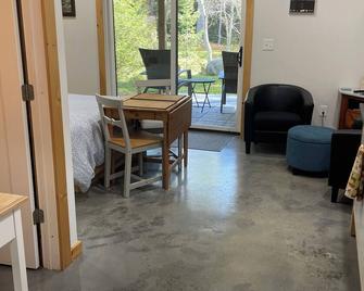 Cozy Studio Apartment - Lake Placid - Living room