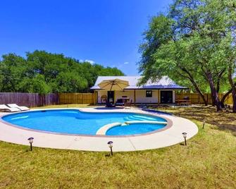 Pool, Hot Tub, Sleeps 9 , Chefs Kitchen & Spacious - Salado - Pool