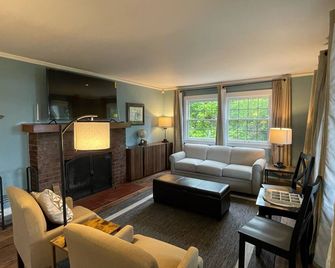 Canal View Cottage 2br 1ba, Views Of Hood Canal & Olympic Mountains - Union - Living room