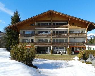 Lovely apartment for 4 guests with WIFI, TV, balcony, pets allowed and parking - Saanen - Bâtiment