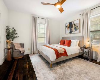 Charming 2-Bed Apt • Free Parking • King Bed • 1 Mile to Downtown Salem! - Salem - Schlafzimmer