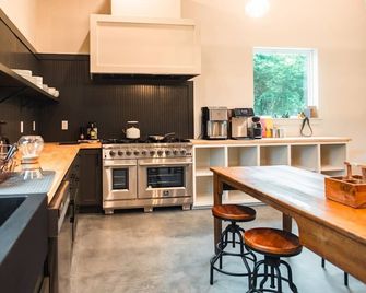 Romantic Lake Farm Gem: Ofuro Tub, Writing Desk, King Bed, Patio, Views! - Jewett - Kitchen