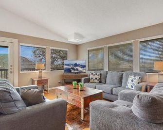 Scenic River Views and Proximity to Live Music - Charming Retreat - Canyon Lake - Huiskamer