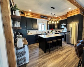 Charming 3-bedroom house with AC, WiFi, in welcoming Hancock - Hancock - Kitchen