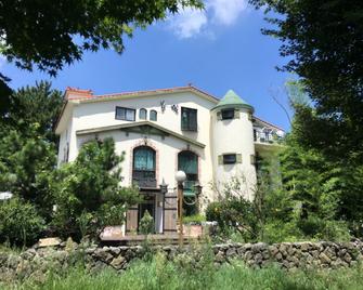 Moncher Guesthouse - Hostel - Jeju City - Building