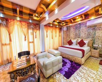 باراكات ناتشير ريزورت - مونار