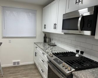 Charming Mentor Bungalow with Great Central Location and Fenced In Yard - Mentor - Kuchyň