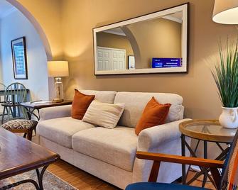 Cozy House near Ole Miss & M-Trade! - Oxford - Wohnzimmer