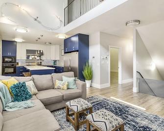 Luxury Home W/5 Bath, Indoor Bball Court, Comfortably 30+ Idaho Falls - Idaho Falls - Living room