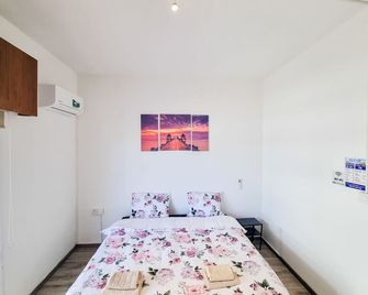 CityCenter Rooms Next to the Beach - Larnaca - Bedroom