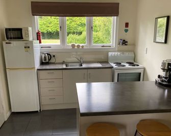 Summer and Ski Cottage - National Park Village - Kitchen