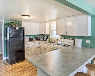 Pet-Friendly Pierre Home with Central Location! - Pierre - Kitchen