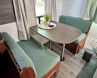 Cozy Camper - Glamping - No Chores - Wifi - Smith River - Comedor