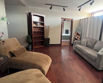 Voted #1 place to stay in Newton, KS. Beautiful and spacious loft near downtown. - Newton - Huiskamer