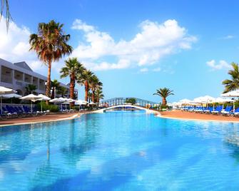 Labranda Sandy Beach Resort - Agios Georgios - Piscina