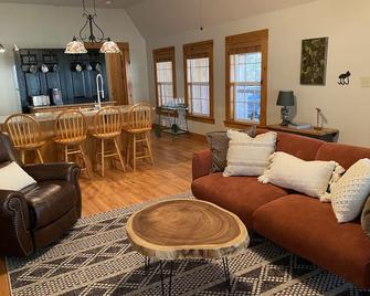 NEW Barrel Sauna! Cozy Hillsville Cabin near Mabry Mill located creekside - Hillsville - Obývací pokoj