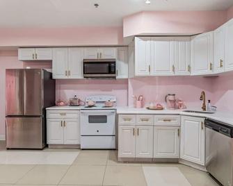 Girls Suite W/ Ball Pit! 3 Themed Bedrooms & 2 Bath Located In Chinatown - Filadelfia - Cocina