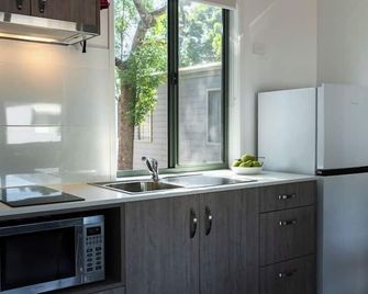 Adelaide Caravan Park - Adelaide - Kitchen