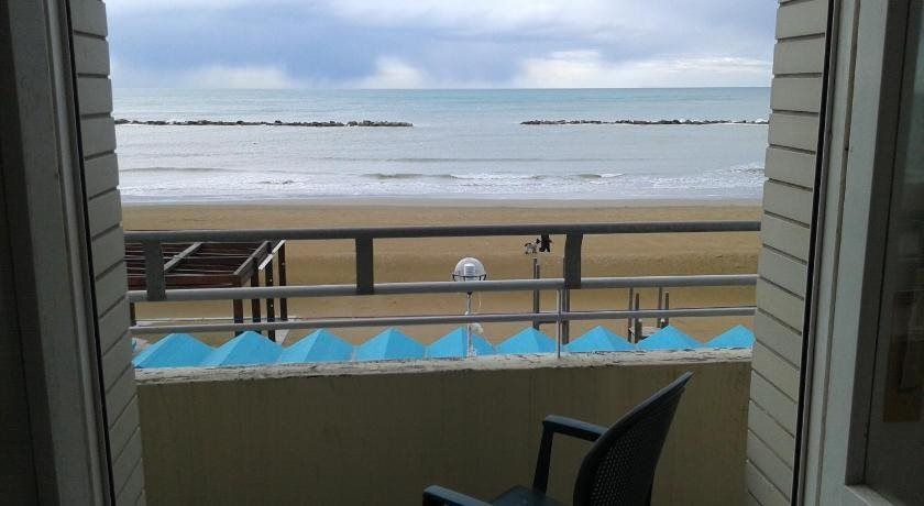 Hotel Flying - פזארו - מרפסת