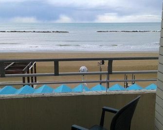 Hotel Flying - פזארו - מרפסת