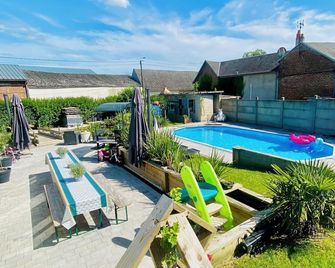 Les 3 E - Albert - Piscina