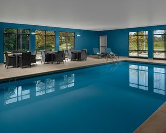 Hampton Inn & Suites Grand Rapids-Airport 28th Street - גרנד ראפידס - בריכה