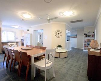 Anaheim Entertainer by Getastay - Upper Coomera - Dining room