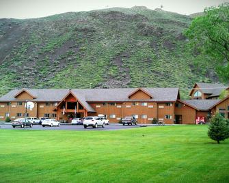 Yellowstone Village Inn and Suites - Gardiner - Building