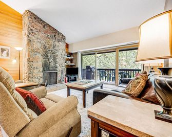 Inviting condo in the heart of Teton Village w/deck, shared pool/hot tub, tennis - Teton Village - Wohnzimmer