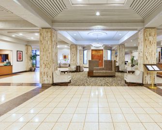 Crowne Plaza Columbus North- Worthington By IHG - Columbus - Lobby
