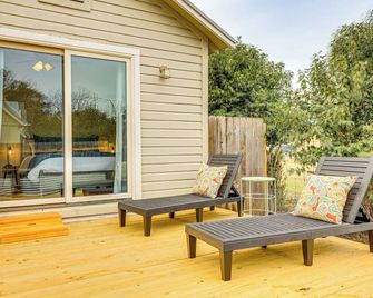 Walk to Main Street: Cottage w/ Deck in Bandera! - Bandera - Innenhof