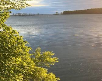 Marvelous 5-bedroom bayside cottage with WiFi in Red Creek. - Red Creek