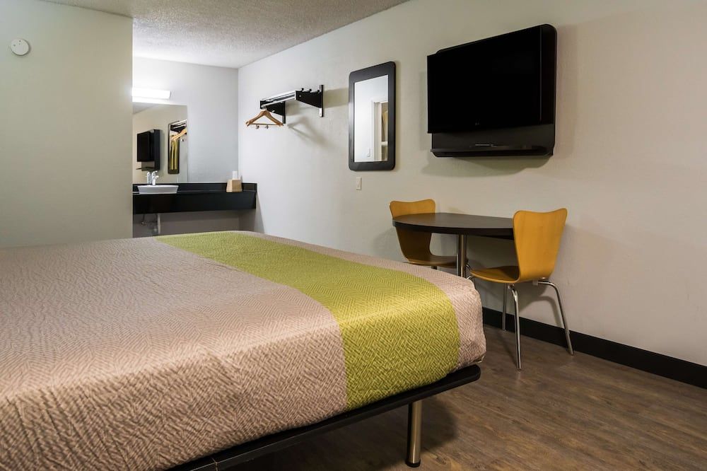 Motel 6 Irving, Tx Loop 12 - Irving - Bedroom