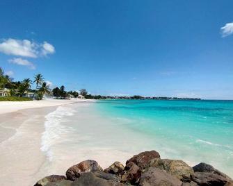 Look No Further! Outdoor Pool, Free Parking, Steps Away from Dover Beach! - Oistins