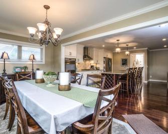 1 Block To Notre Dame! Prime Location & Home! - South Bend - Dining room