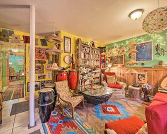 Magical Hideaway Offering a Unique Experience - Wiscasset - Lounge
