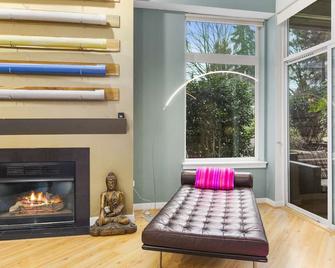 Thoughtfully decorated 12' ceiling apartment nestled in the quiet section of Kirkland. - Kirkland - Living room